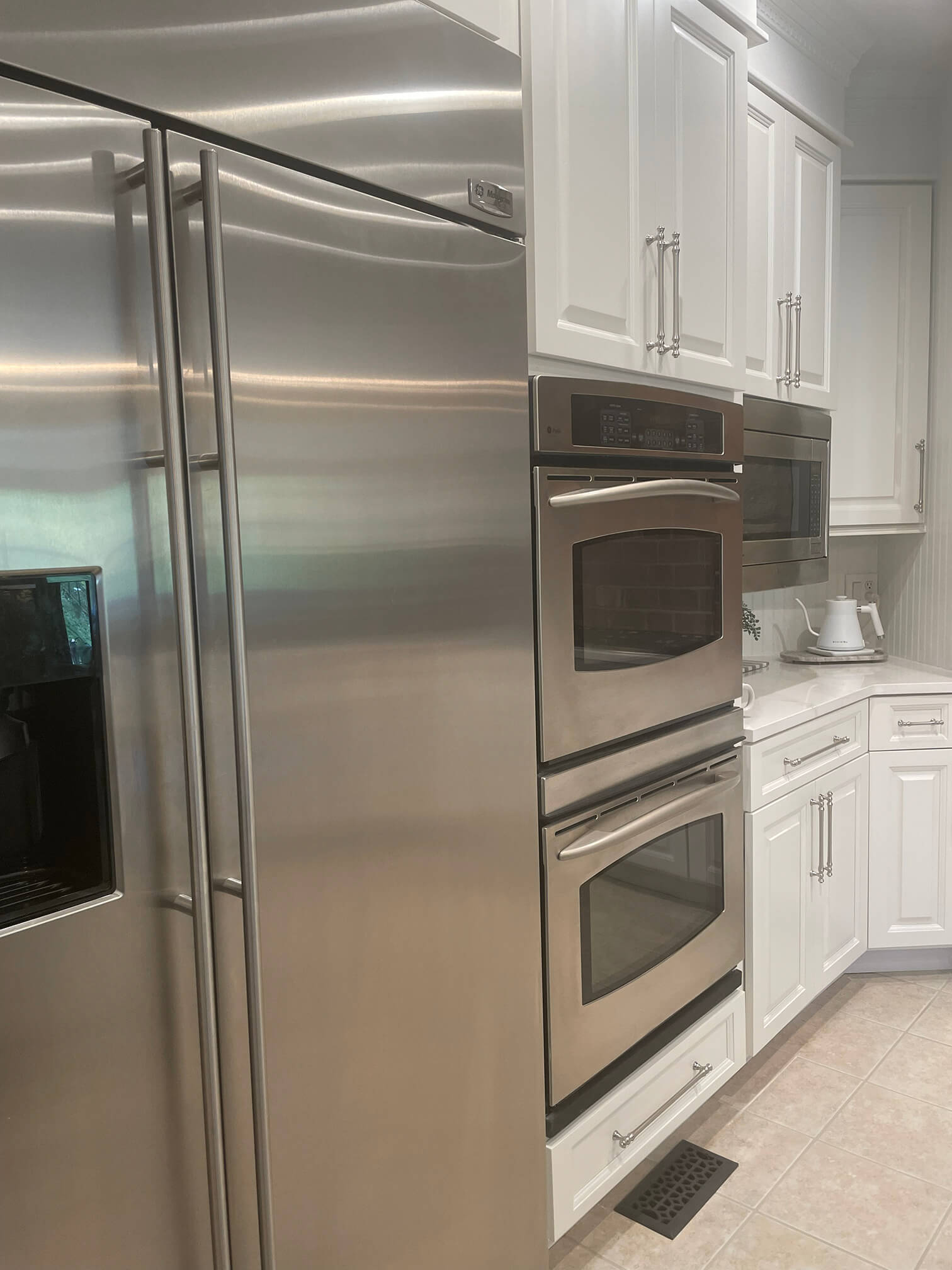 Modern kitchen design with custom finishes - St. Louis